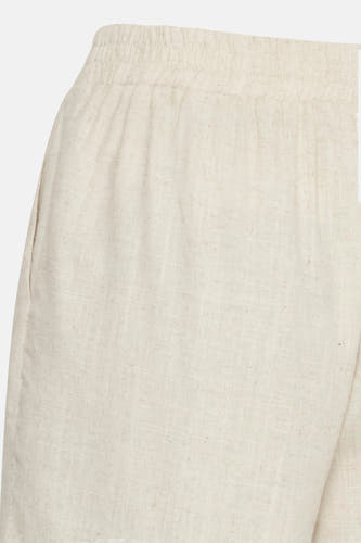 Crème court de France, détail de la ceinture et du léger tissu tissé.