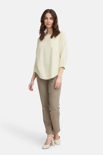 Ecru trui met ronde hals van Fransa, gedragen met bruine broek en beige hakken.