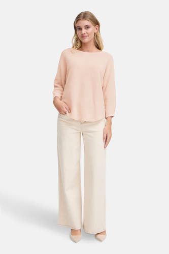 Roze trui met ronde hals van Fransa, met lange mouwen en gedragen met een crèmekleurige broek.