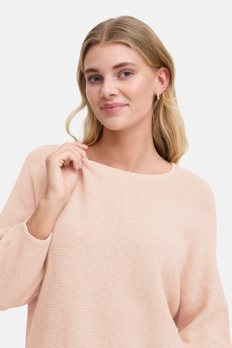 T-shirt rose avec col rond de France, porté par un modèle blond avec des boucles d'oreilles en or.
