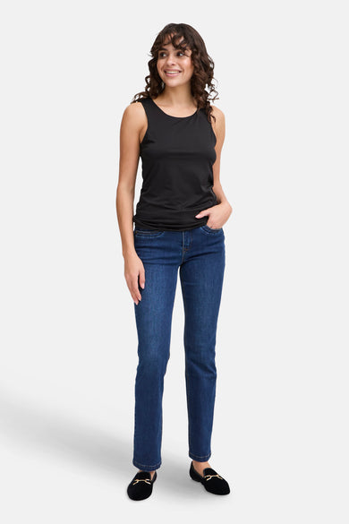 T-shirt noir de France, porté avec des jeans et des baskets noires.