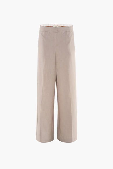 Pantalon de costume gris français, avec des pinces larges et un tissu lisse.