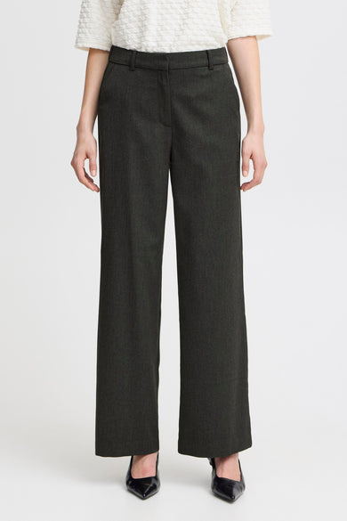 Pantalon gris de France, texture lisse et largeine.