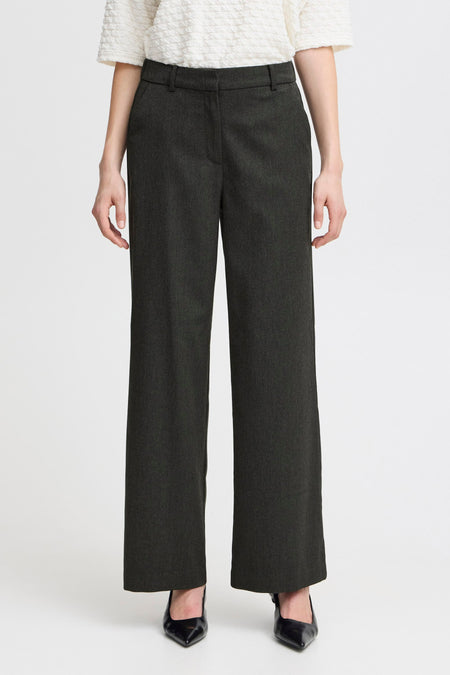 Pantalon gris de France, texture lisse et largeine.