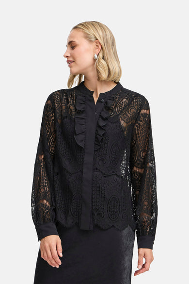 Chemise à fleurs noire avec longues manches de France, avec une ligne de col boutonnée et un détail de chignon.