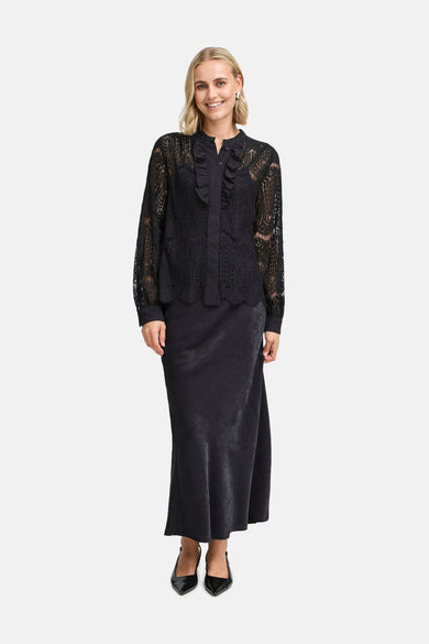 Chemise noire à manches longues de France, avec des détails bordés et un col plié.