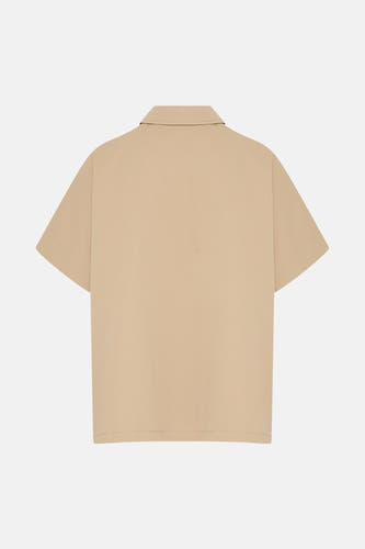 Manteau beige de France, vu de derrière avec des manches courtes et un col classique.