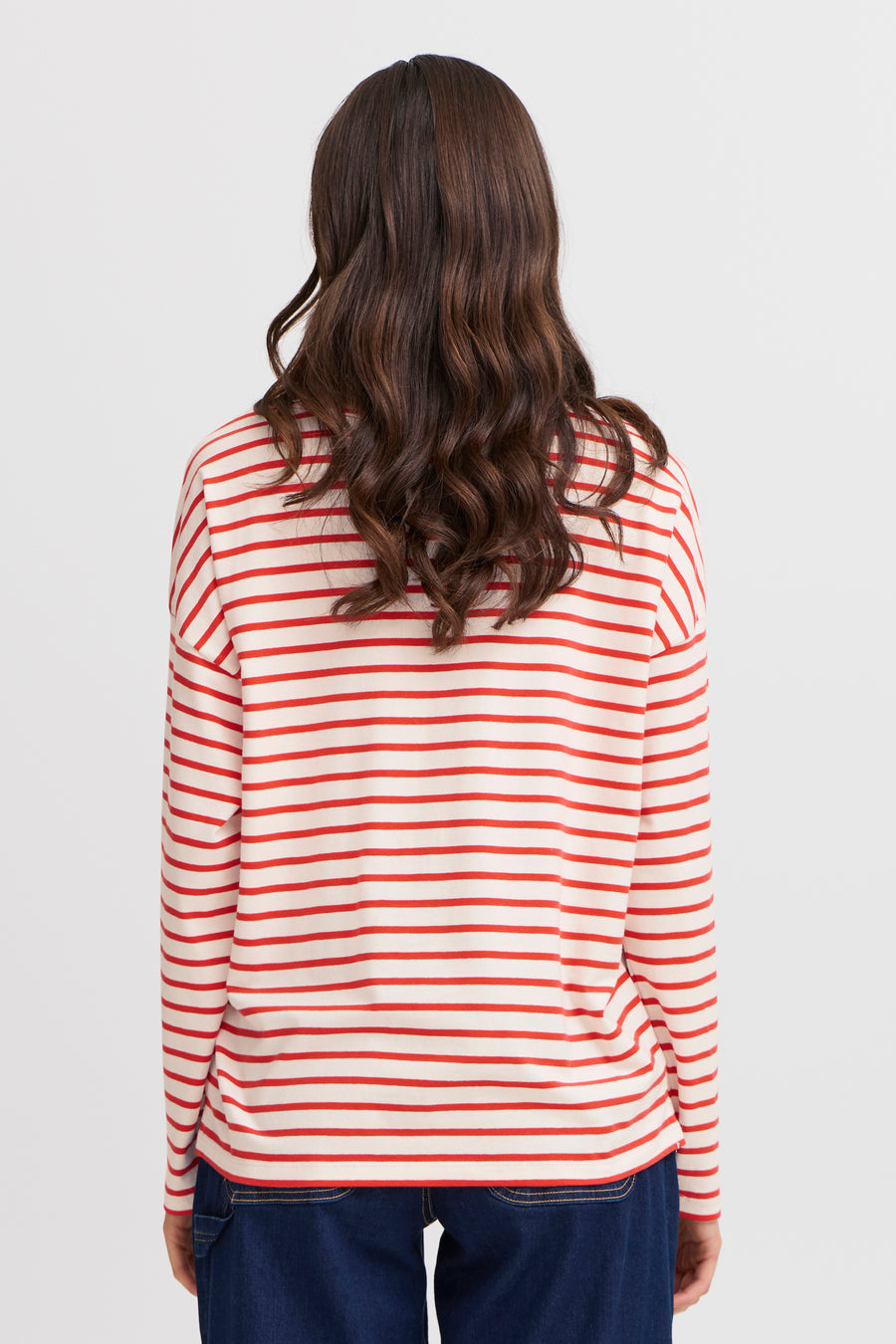 T-shirt rayé rouge avec longues manches de France, avec longues manches et jeans bleu marine.