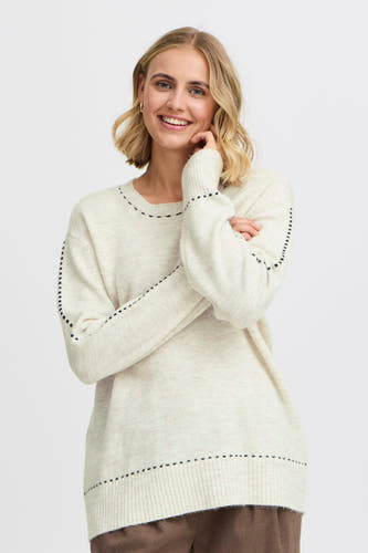 Blouse écru avec col rond en France, terminée avec des broderies le long des manches et du bas.