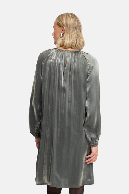 Robe d'argent avec longues manches de France, avec un fini brillant et une petite ouverture à l'arrière.