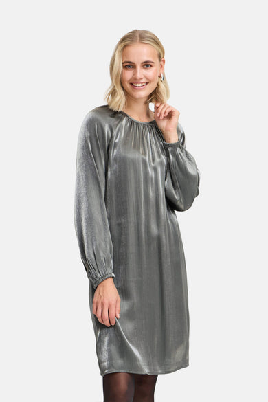 Robe de soie argentée à longues manches de France, avec une texture brillante et une ligne de col drapée.