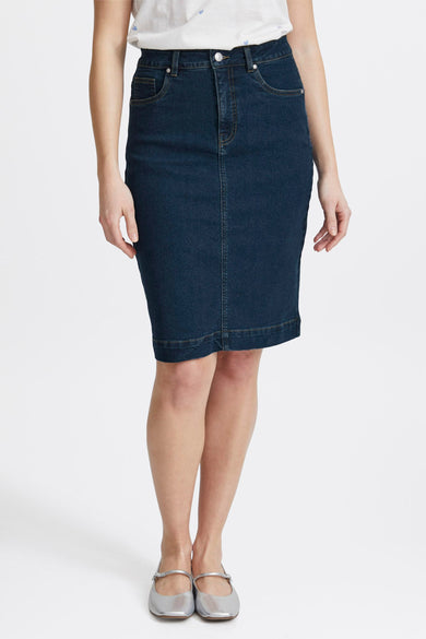 Jupe en denim bleu marine de Fransa®, vue depuis l'arrière avec des poches et des chaussures argentées.