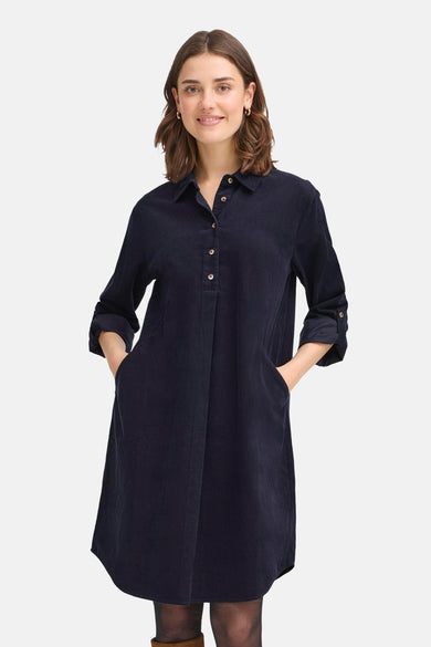 Robe bleue à longues manches de France, avec fermeture à boutons et poches.