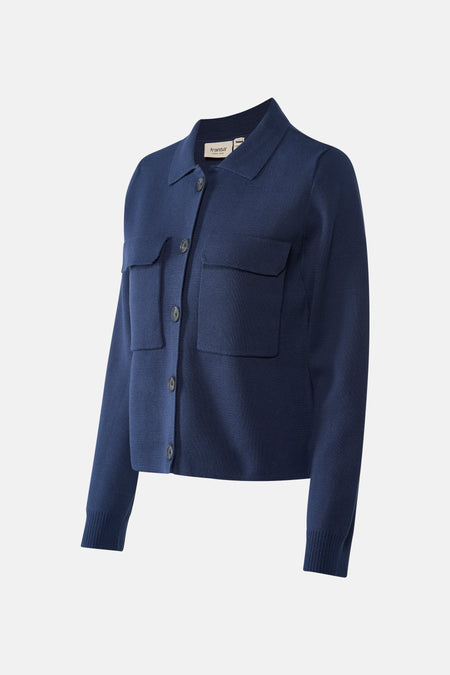 Donkerblauw gebreid vest met knopen en zakken.
