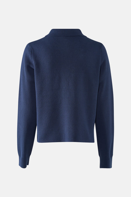Donkerblauw gebreid poloshirt van achteren.
