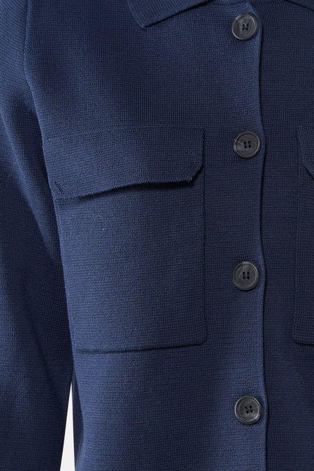 Donkerblauw gebreid vest met zakken en knopen.
