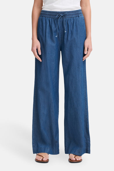 Pantalon bleu de France, avec des jambes larges et une ceinture élastique avec cordon.