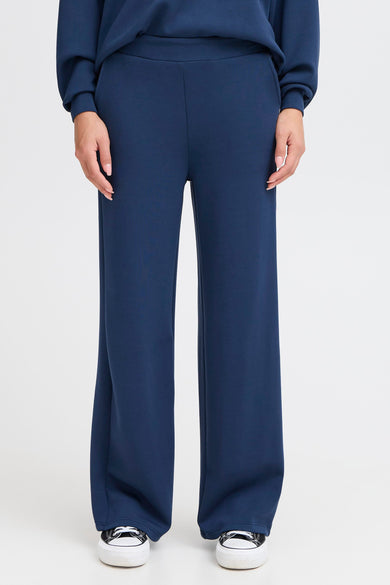 Short deau Fr Fr Fr Fr combin, with with matching sweater sweater and sneakers sneakers.