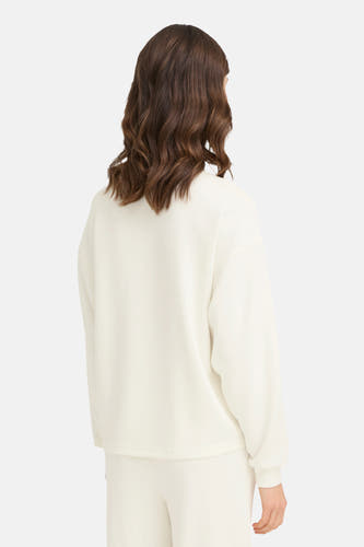 Pull-over blanc de France, vu de derrière, avec des longues manches et une en ronde.
