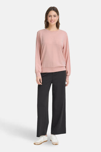 Roze sweater van Fransa, met lange mouwen en een subtiele tekstprint op de borst.