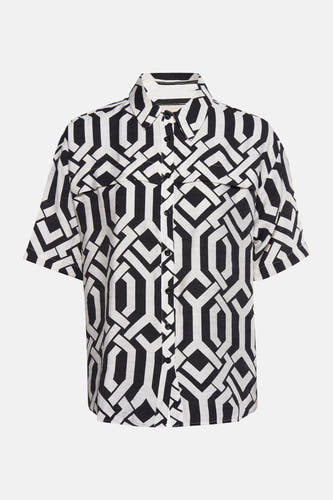 Chemise noire de France avec motif géométrique et manches courtes.