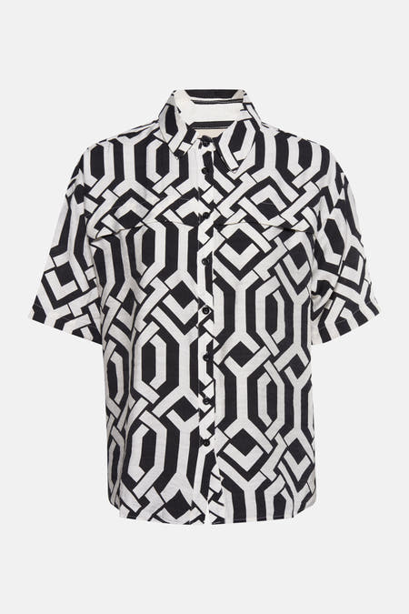 Chemise noire de France avec motif géométrique et manches courtes.