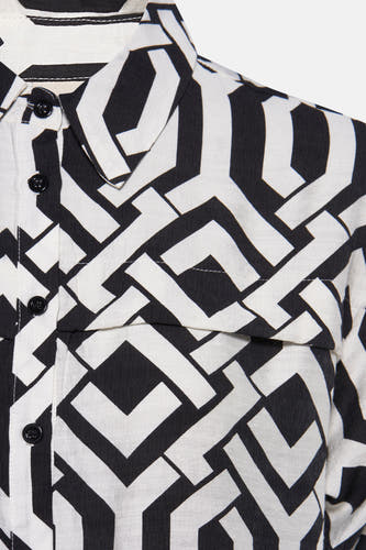 Chemise noire à manches longues de France, avec un motif graphique noir et blanc frappant et une poche poitrine.