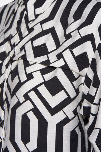 Chemise noire à longues manches de France, avec un motif géométrique noir et blanc frappant.