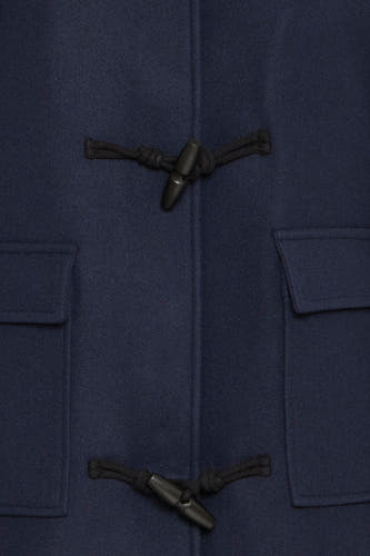 Manteau court bleu de France, avec des fermetures à glissière et des poches.