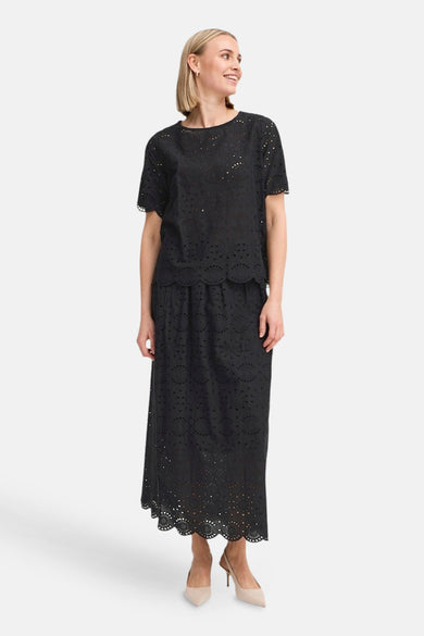 Blouse noire à manches courtes de Fransa, avec des détails ajourés et une jupe coordonnée.