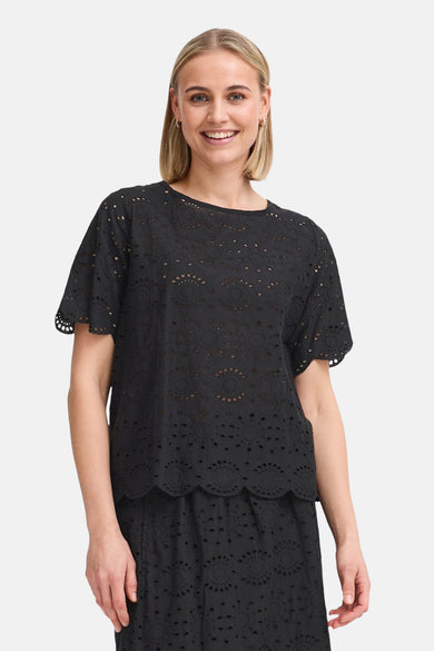 Blouse noire à manches courtes de Fransa, avec des détails ajourés et un sac en tricot.