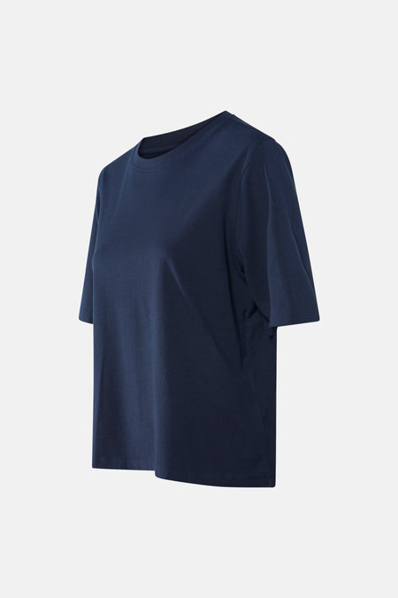 Donkerblauw T-shirt.
