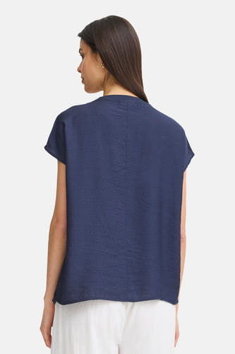 Chemisier bleu à manches courtes de Fransa, vu de dos, avec une texture subtile et une boucle d'oreille dorée.