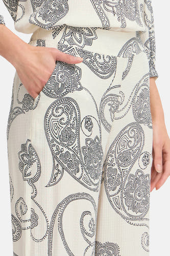 Pantalon écru de France, avec imprimé paisley et poche à bouton.