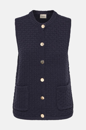 Gilet tricoté bleu de France, avec des boutons dorés et des poches brodées.