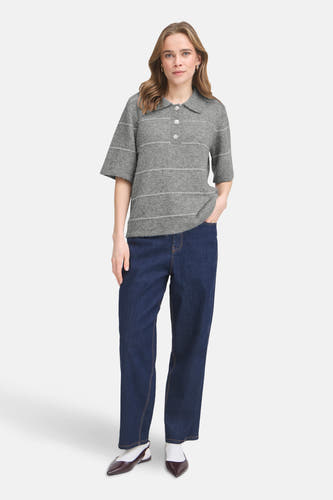Sweat-shirt gris à col V de France, avec un motif rayé et des boutons décoratifs.