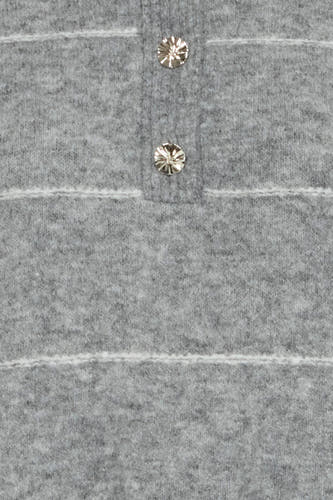 Sweat-shirt gris à col V de France, avec des détails finement rayés et des boutons décoratifs.