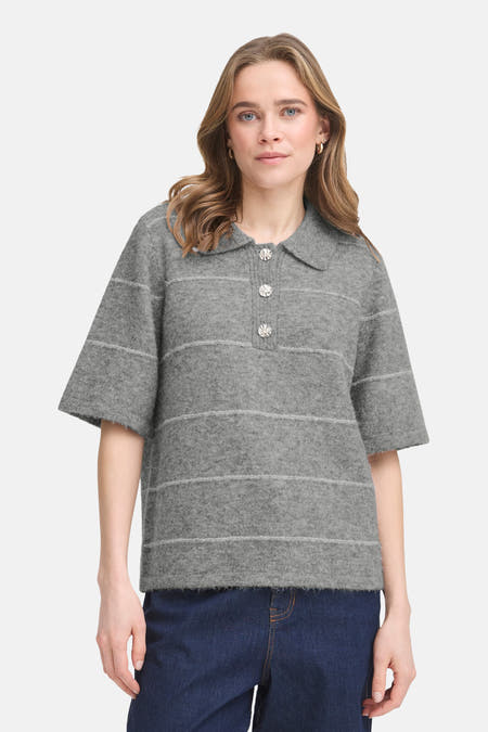 Sweat gris à col V de Fransa®, doté de boutons argentés et de rayures horizontales.