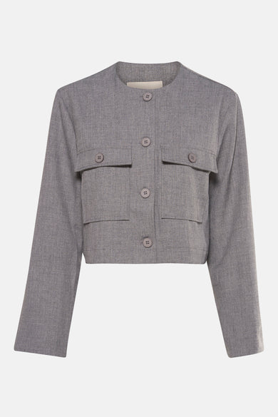 Manteau court gris de France avec des manches longues, une fermeture à boutons et des poches brodées.