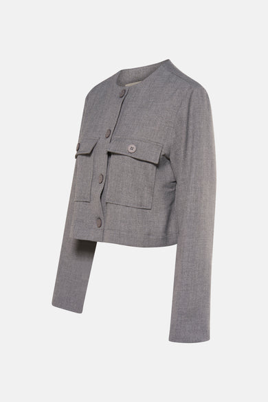 Manteau court gris de France, avec fermeture à boutons et poches brodées.