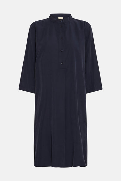 Robe bleue avec des manches longues de France, vue de derrière, avec des plis sur le dos.