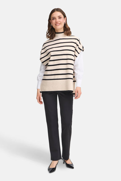 Débardeur beige de France avec des rayures noires, porté sur une blouse blanche et un pantalon noir.