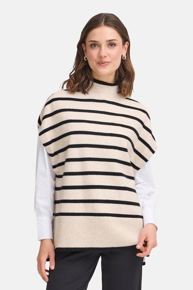 T-shirt beige de France avec des rayures noires, porté sur un chemisier blanc, vue arrière.