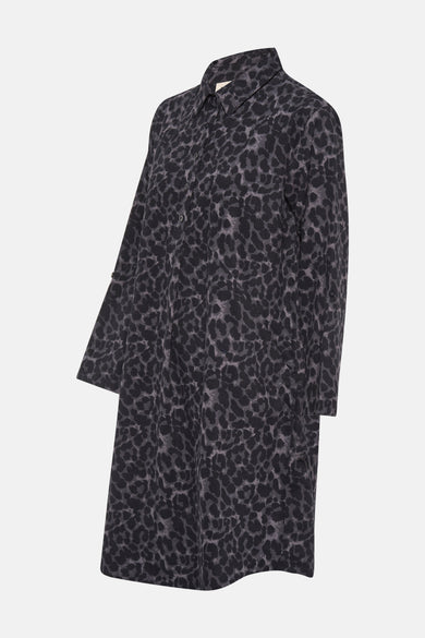 Robe grise à longues manches de France, avec un imprimé léopard.