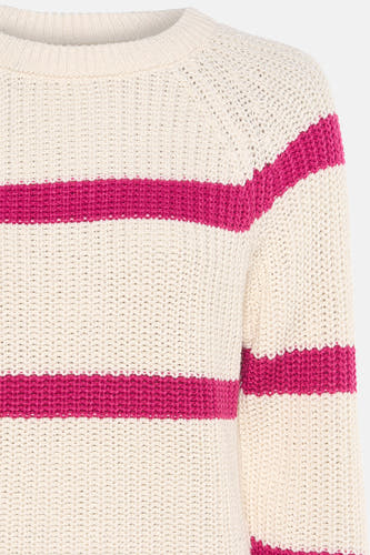 Pull couleur crème avec col rond de France, avec des rayures roses et une texture tricotée.