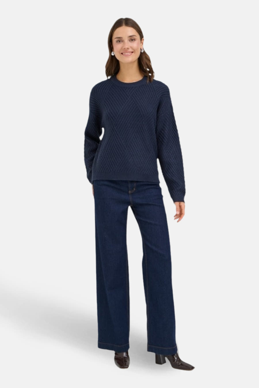 Marque bleu marine avec col rond de France, avec un motif côtelé diagonal et des longues jambes de jeans larges.