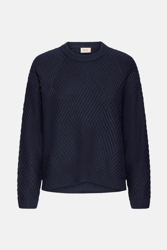 Donkerblauwe gebreide trui met geometrisch patroon.
