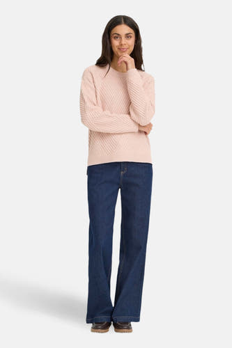 T-shirt rose avec col rond de Fransa®, doté d'un fin motif rayé diagonal, associé à des jeans bleu marine et des chaussures marron.