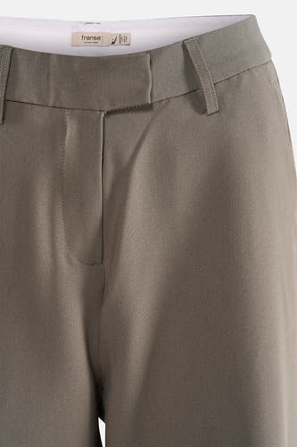 Bruine broek van Fransa, met een gladde textuur en een strakke tailleband.
