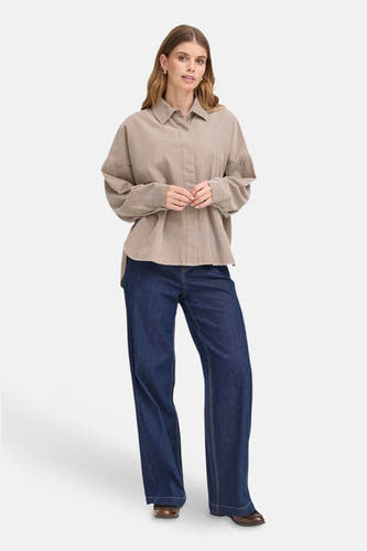 Chemise brune à longues manches de Fransa®, tombant légèrement et associée à un jeans foncé.